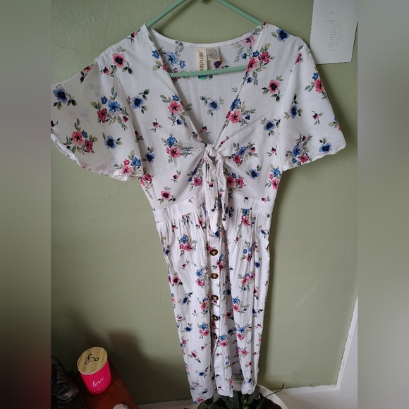 *NWOT* Mimi Chica Women's Medium White Floral Dress w/ Tie at Chest - Picture 1 of 16